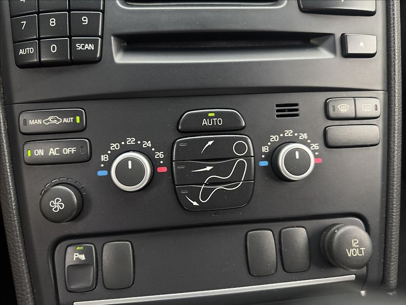 Volvo XC90 3,2 4X4 7-MÍST KŮŽE SENZORY ČR - fotka 20 z 38
