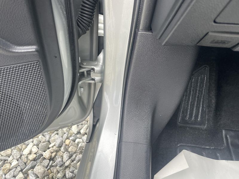 Toyota Auris 1.8i 16v HYBRID AUT SERVIS TOP - fotka 90 z 172