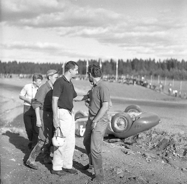Švédský závodní jezdec Joakim Bonnier v kokpitu vozu F1 Maserati v roce 1966.