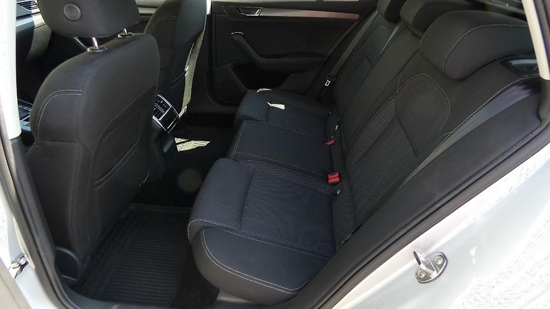 Škoda Superb Combi 2,0 TDI DSG Style - fotka 20 z 25