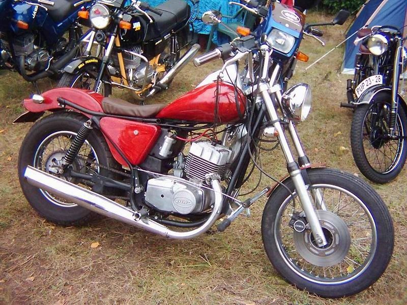 Šestikolka je složena ze tří aut, Trabantu, Škodovky a rumunského automobilu ARO.