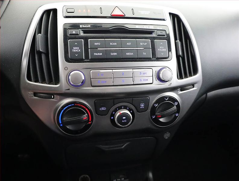 Hyundai i20 (2013) 1.1 CRDi - fotka 9 z 12