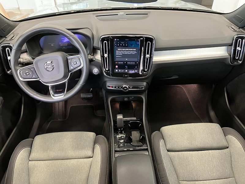 Volvo XC40 B3 FWD Plus Dark AT7 - fotka 16 z 39