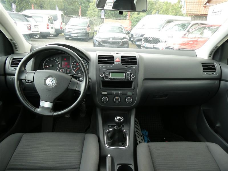 Volkswagen Golf 1,4 i16V serviska,ČR,2.majitel - fotka 27 z 49