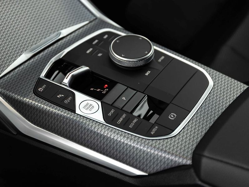 BMW Řada 3 330i xDrive Touring - fotka 15 z 21