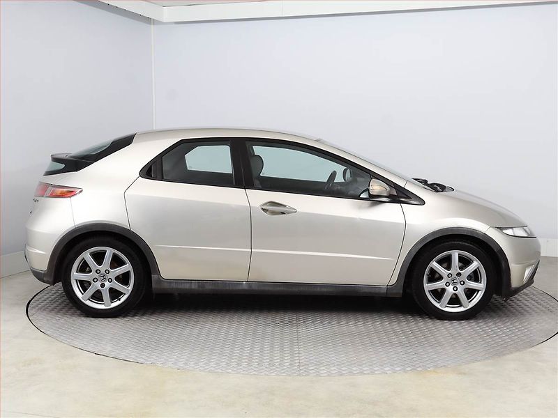 Honda Civic (2006) 1.8 i, po STK, jezdí výborně - fotka 6 z 12