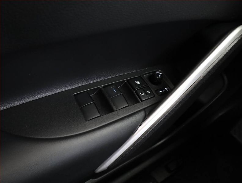 Toyota Corolla Cross (2024) 2.0 Hybrid 2WD - fotka 17 z 19