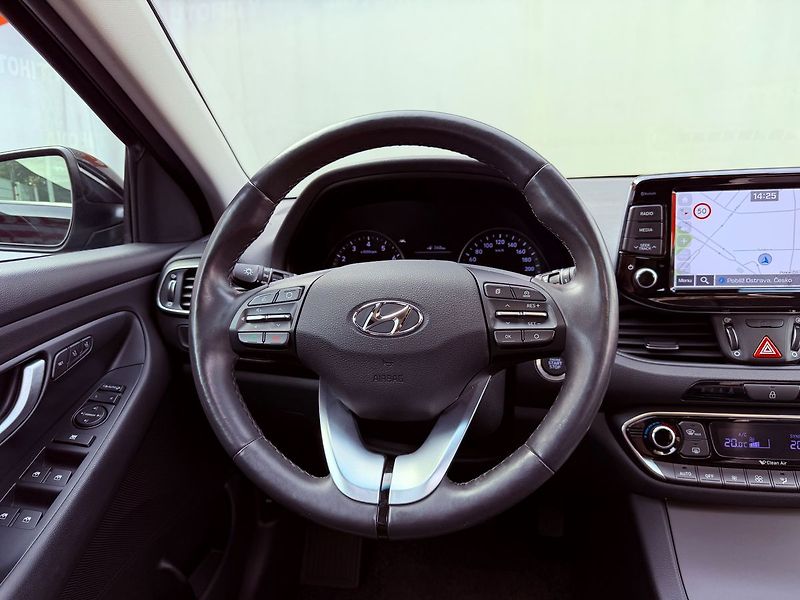 Hyundai i30 1.4 T-GDi All Inclusive - fotka 17 z 33