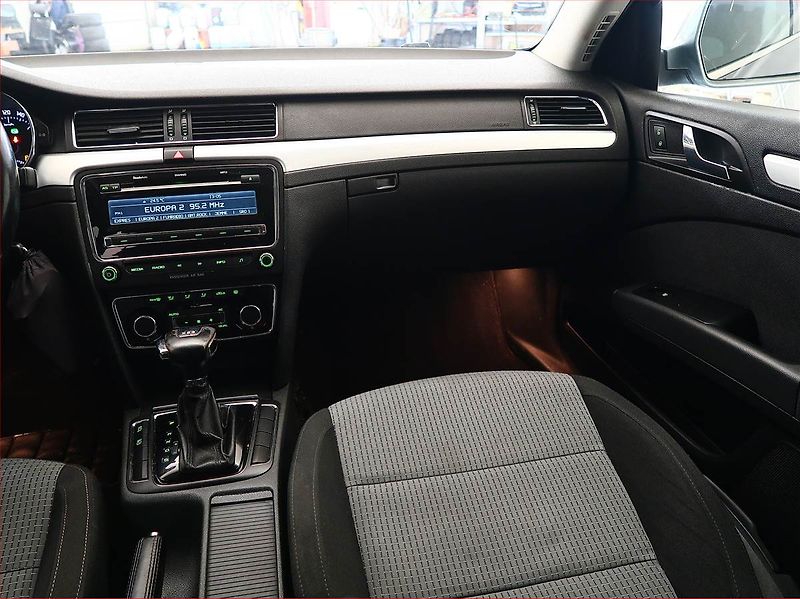 Škoda Superb (2010) 2.0 TDI, Automat, Tempomat - fotka 8 z 17