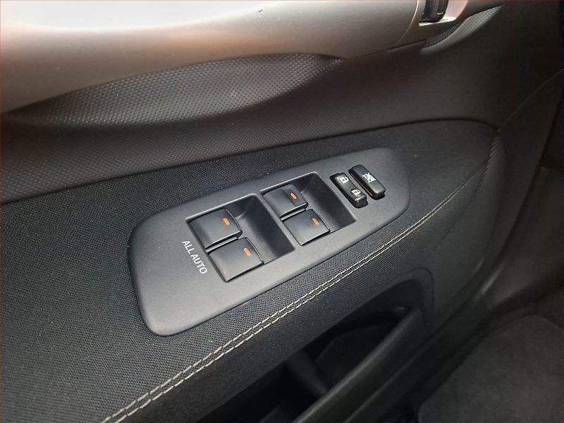 Toyota Auris (2011) 1.6 Valvematic, Tempomat - fotka 17 z 17