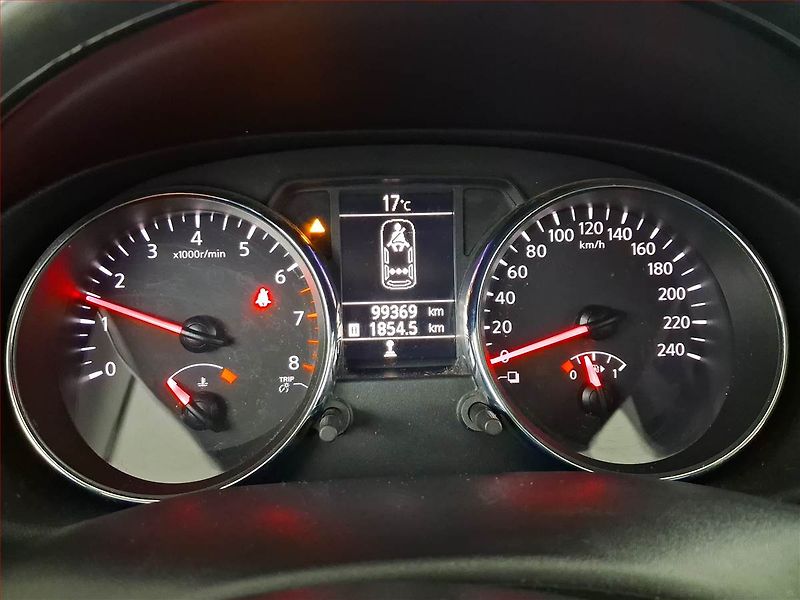Nissan Qashqai (2013) 1.6, Tempomat, Park. senzory - fotka 11 z 15