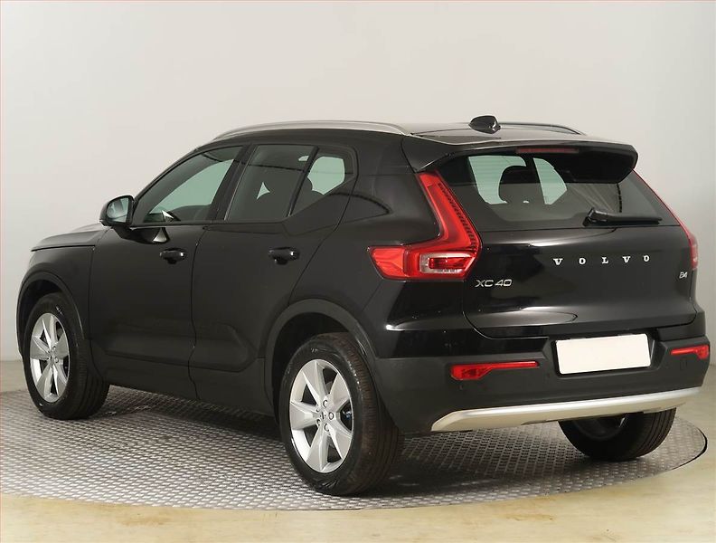 Volvo XC40 (2022) B4 - fotka 4 z 21