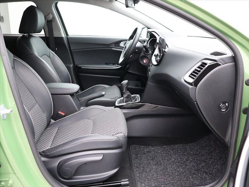 Kia XCeed 1,5 T-GDI 117kW Exclusive DPH - fotka 12 z 34