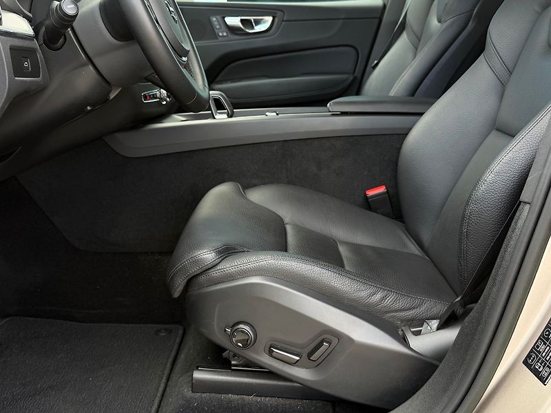 Volvo XC60 PLUS Bright B5 AWD - fotka 10 z 24