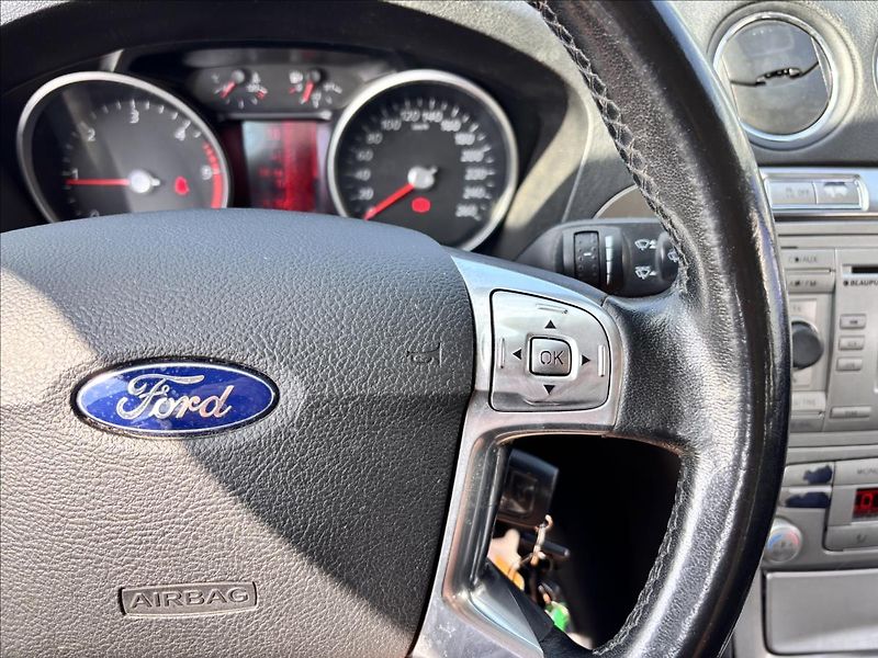 Ford S-MAX 2,0 TDCi 103kW Titanium 7 MÍST - fotka 21 z 24