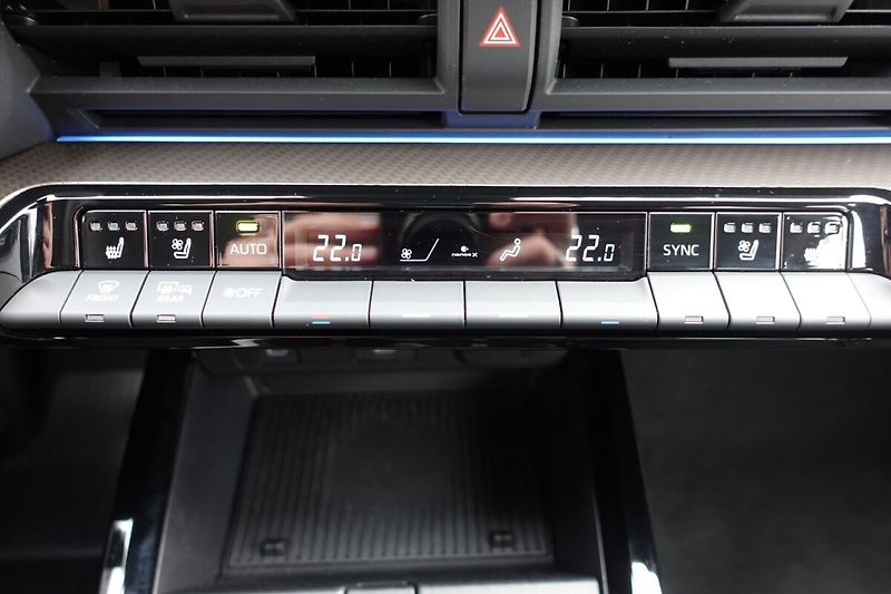Toyota Prius 2,0 PHEV Plug-in Executive - fotka 23 z 36