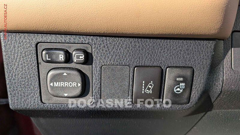 Toyota RAV4 (2017) 2.5 Hybrid 4WD, 2.maj,ČR - fotka 13 z 18
