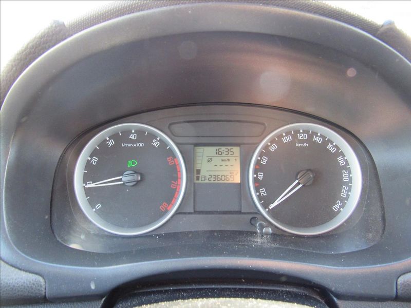 Škoda Fabia 1,2 HTP 51kW Combi - fotka 13 z 33