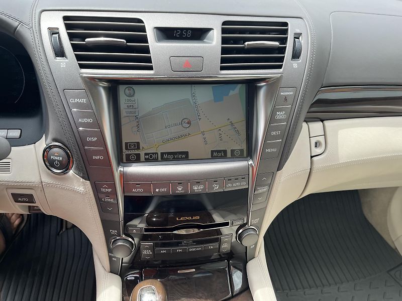 Lexus LS 600h 5.0 V8 Hybrid 1.Majitel ČR - fotka 23 z 38