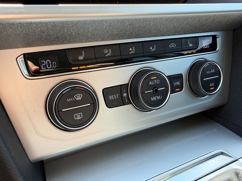 Volkswagen Passat 2.0 TDI VIRUTAL MASÁŽ SERVISKA - fotka 31 z 46