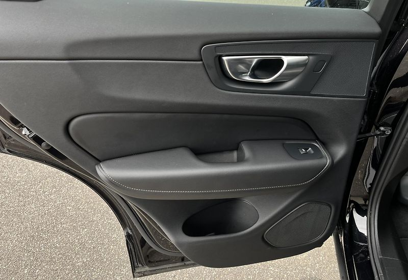 Volvo XC60 B5 AWD PLUS DARK/360/vent/kola - fotka 11 z 50
