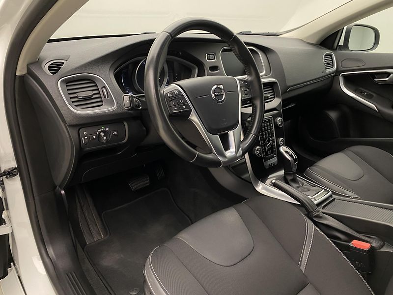 Volvo V40 T2 MOMENTUM AUT  - fotka 4 z 39