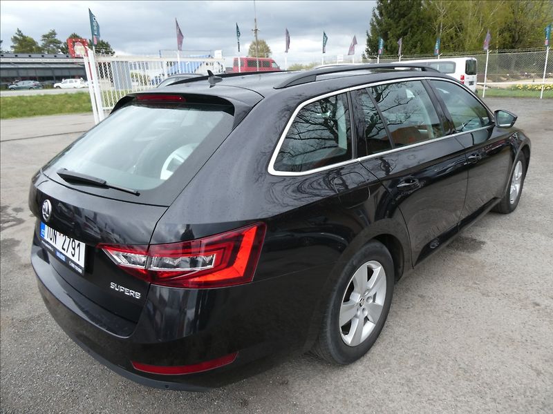 Škoda Superb 1,6 TDi 88kW DPH 2x kola - fotka 9 z 35