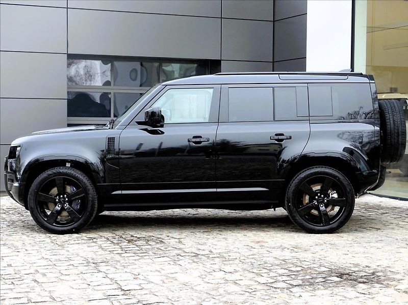 Land Rover Defender 110 D250 X-DYNAMIC SE - fotka 2 z 29