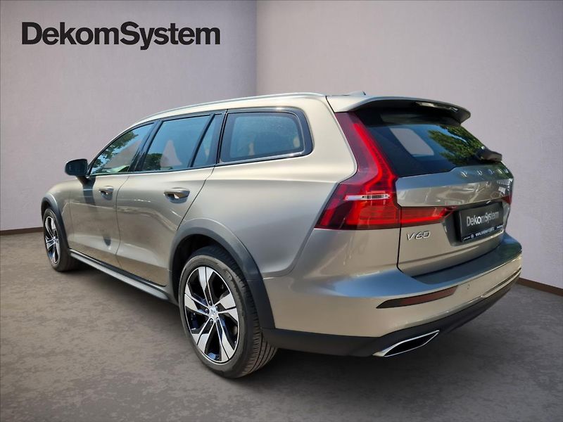 Volvo V60 2,0 D4 AWD Cross Country - fotka 4 z 19