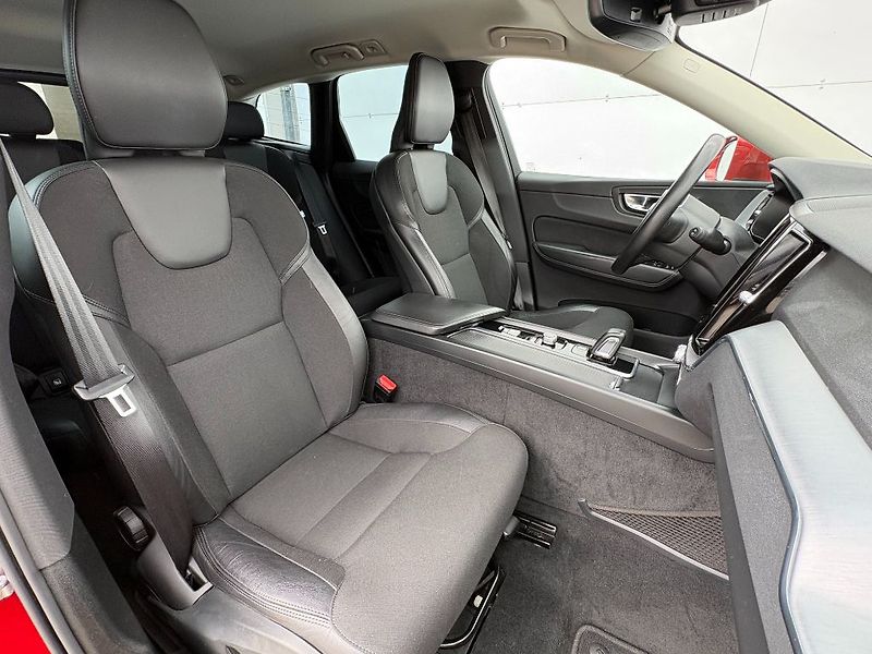 Volvo XC60 Momentum Pro B4 184kW - fotka 15 z 25