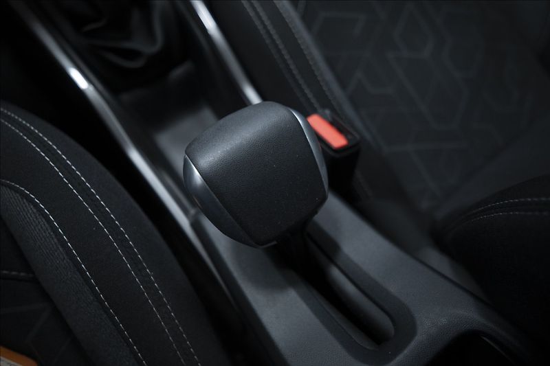 Peugeot 2008 1,2 i 1. AUT. AC VÝHŘEV 1. MAJ - fotka 27 z 36
