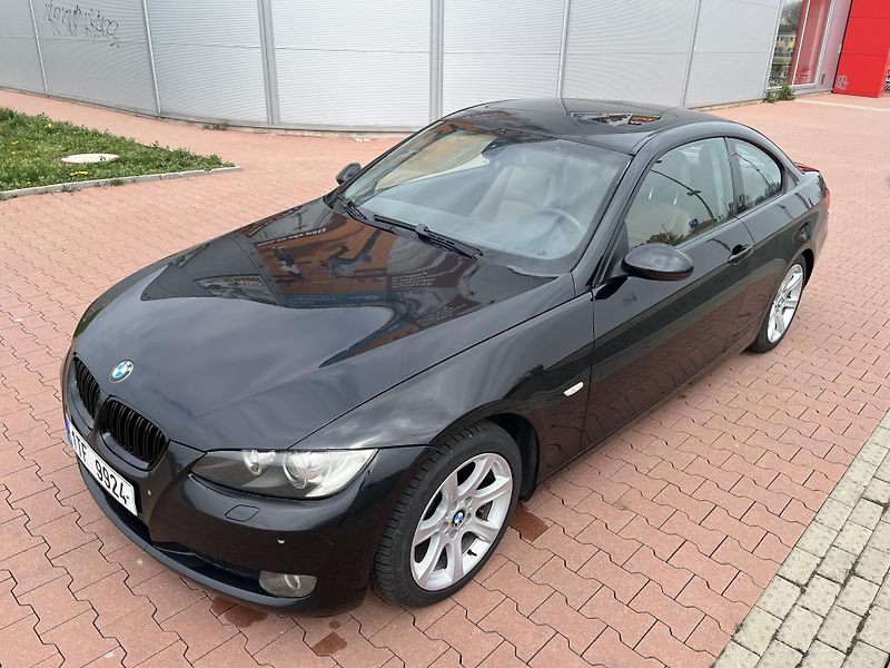 BMW Řada 3 320i Coupe - fotka 21 z 23