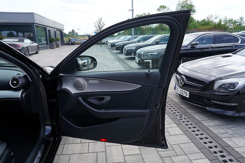 Mercedes-Benz Třídy E E 220d AMG/LED/AT9/kůže - fotka 19 z 46