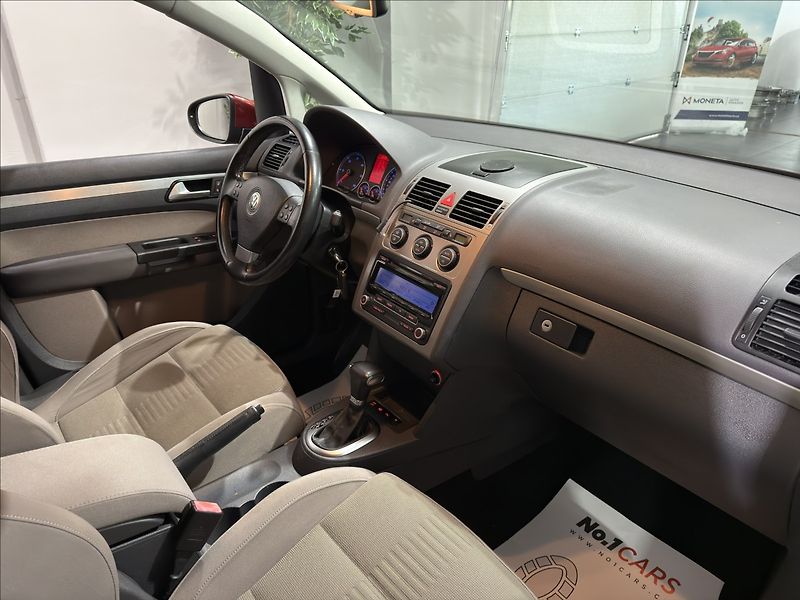 Volkswagen Touran 2,0   TDI DSG 103KW HIGHLINE - fotka 19 z 34