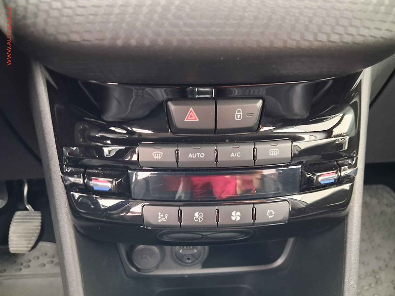 Peugeot 2008 (2018) 1.2 PT, ČR, Allure, park. - fotka 13 z 20