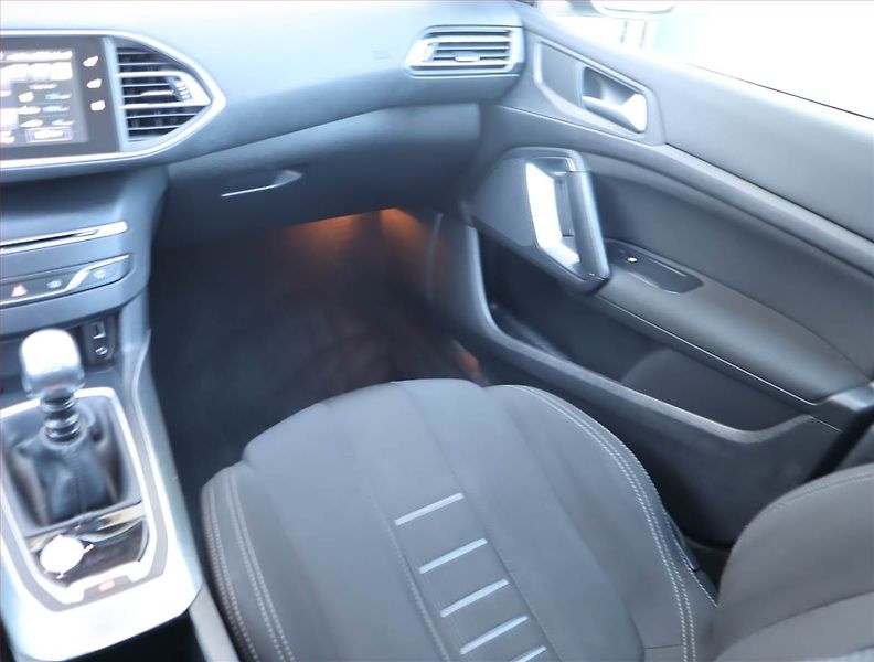 Peugeot 308 (2014) 1.6 THP, Navi, Tempomat - fotka 8 z 15