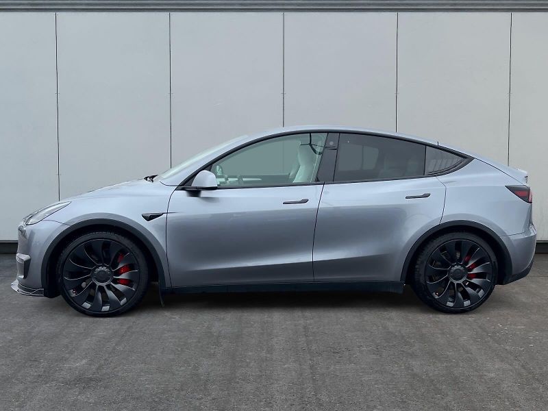 Tesla Model Y (2023) PERFORMANCE 393kW DPH  - fotka 2 z 15