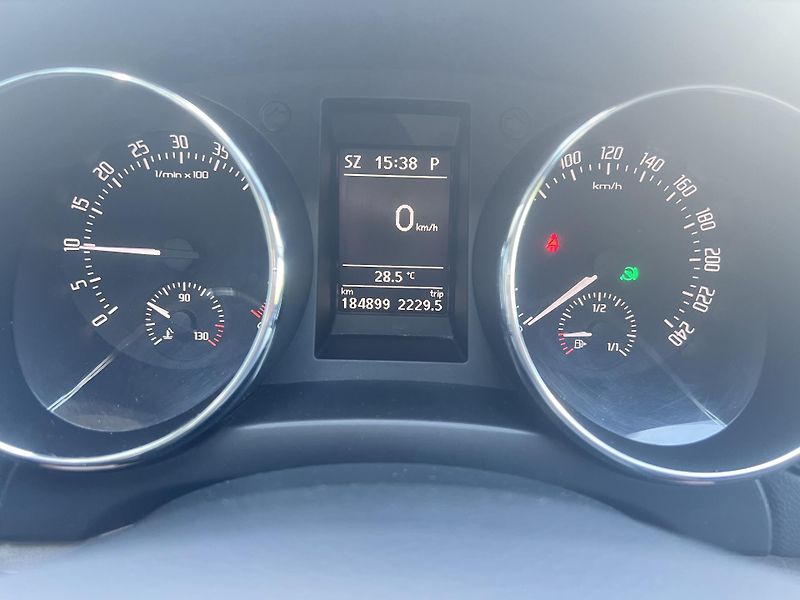 Škoda Yeti 2.0TDi 125kw 4x4 DSG KŮŽE NAVI - fotka 15 z 39
