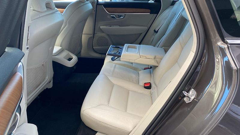 Volvo V90 MOMENTUM PRO, B4 AWD, 145+10 k - fotka 11 z 33