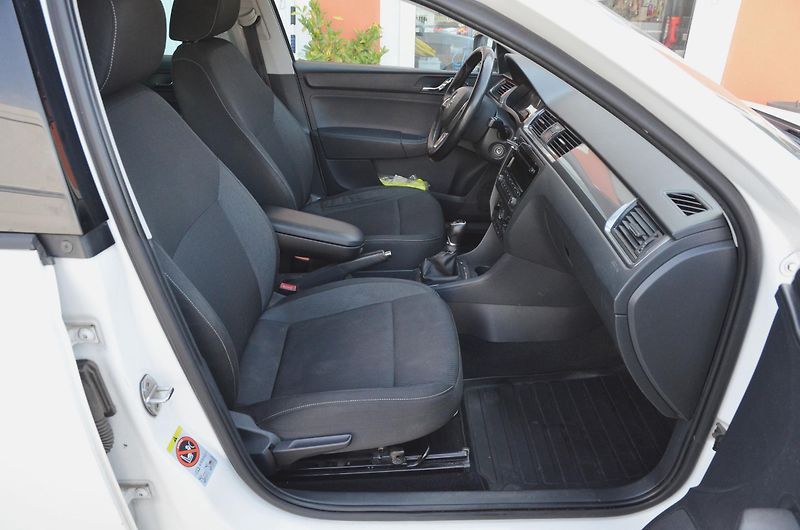 Škoda Rapid (2014) 1.2 TSi 63kW AMBITION / ČR - fotka 9 z 28