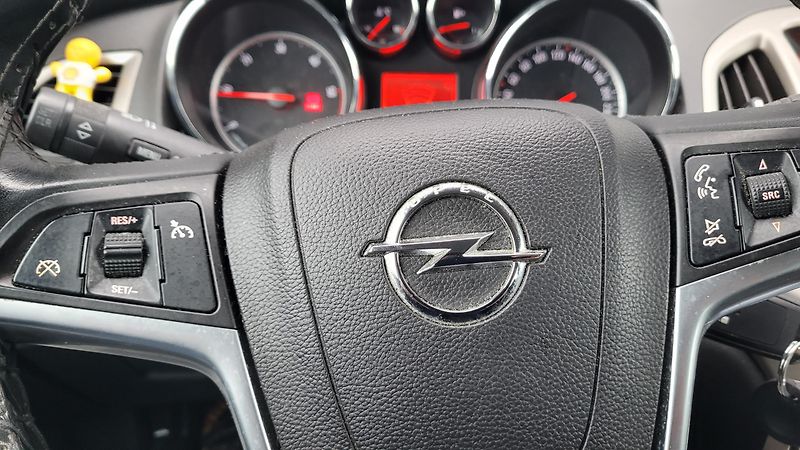 Opel Astra (2012) 1,7 CDTI 92KW - fotka 15 z 17