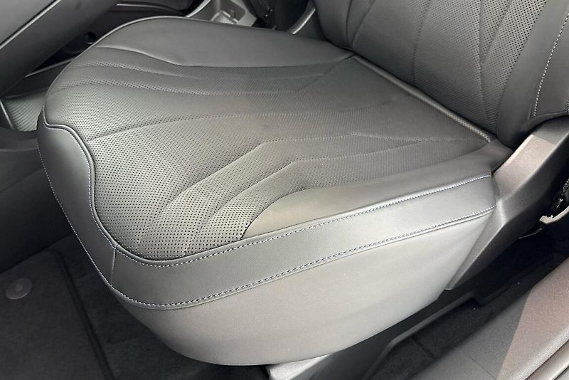BMW iX3 40 - fotka 7 z 28