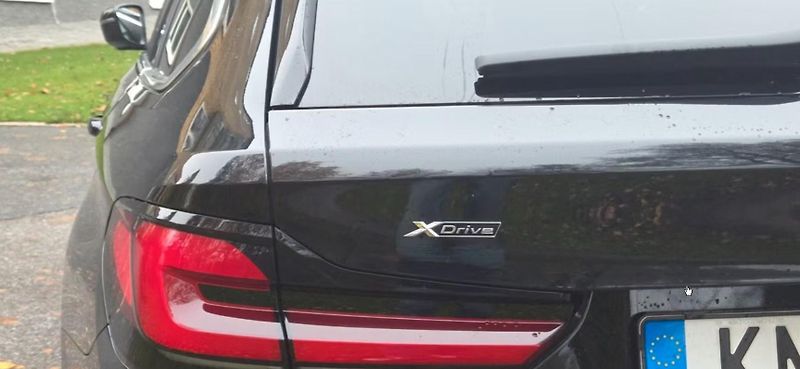 BMW Řada 5 530e xDrive Bílý interiér Taž. - fotka 11 z 25