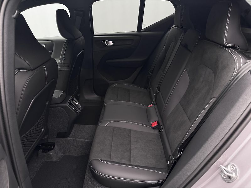 Volvo XC40 (2026) B3 AUT DARK PLUS - fotka 6 z 23
