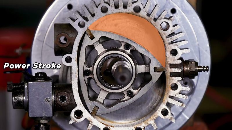 Wankelův motor s průhlednou boční stěnou.