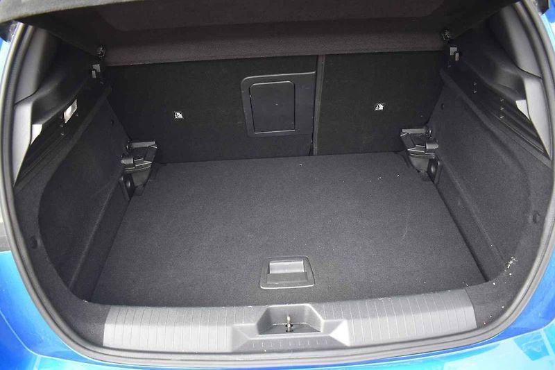 Opel Astra je dobře připraven pro dlouhé přesuny i na horších vozovkách.