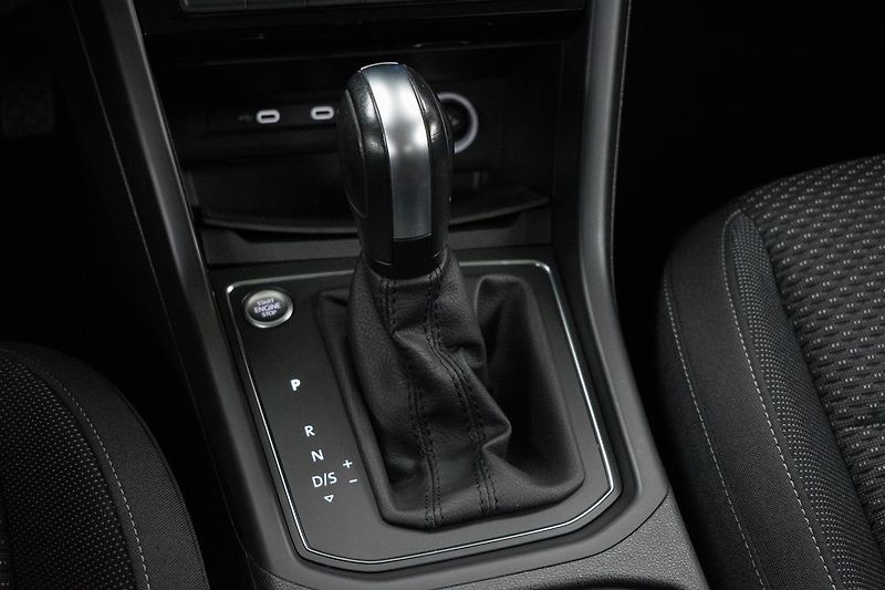 Volkswagen Touran 2.0TDI TAŽNÉ*WEBASTO*DPH*ČR 1M - fotka 28 z 51