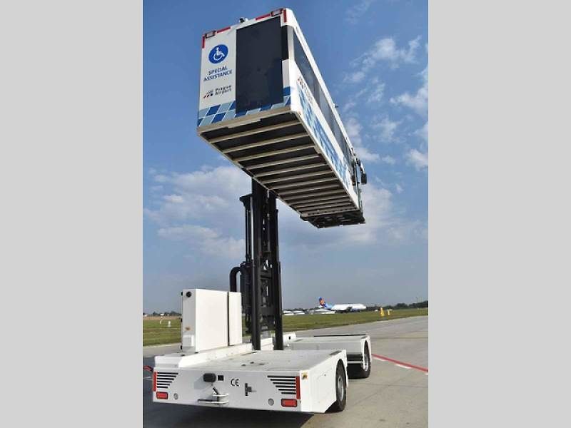Ambulift v elektrické verzi na letišti Praha