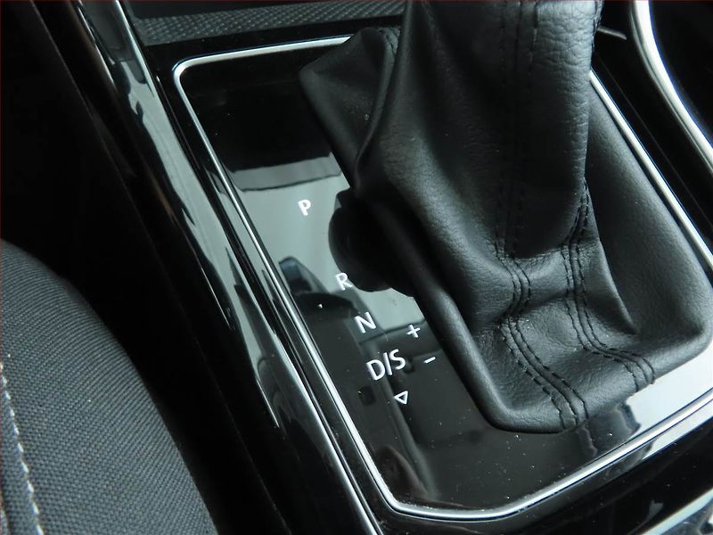 Volkswagen Touran (2023) 1.5 TSI - fotka 13 z 30