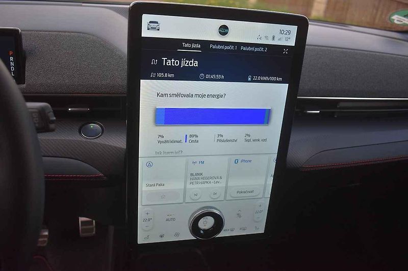 Mustang jsme ukázali i koním chovaným na farmě